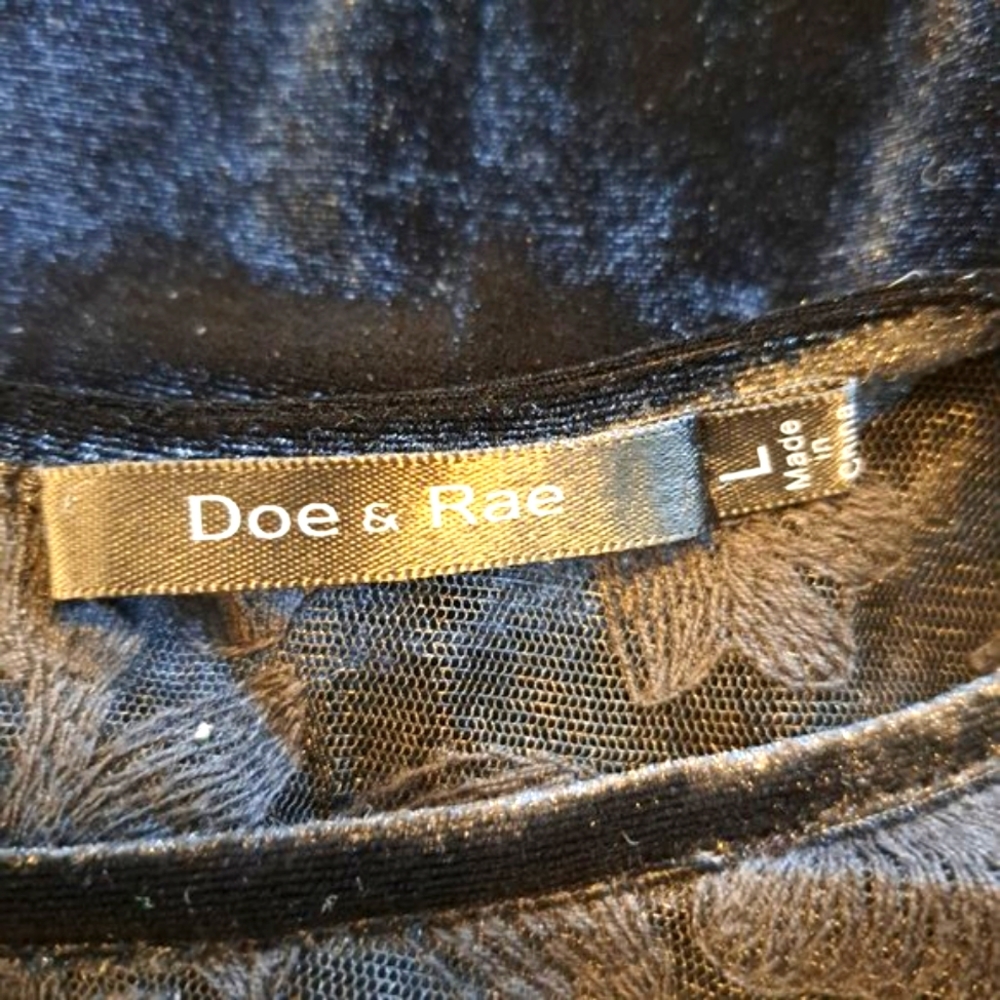 Doe & Rae Long Bell Sleeved Black Lace Keyhole Velvet Blouse Size Large - Picture 6 of 7